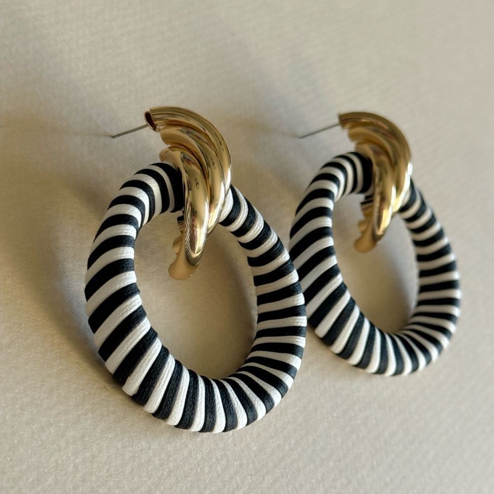 Striped Hoop Earrings N1631 - Picture 3 of 3